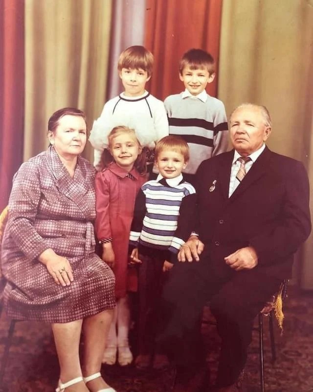 Будущая артистка: в сети появилось архивное фото Тины Кароль с бабушкой и дедушкой - фото 473942
