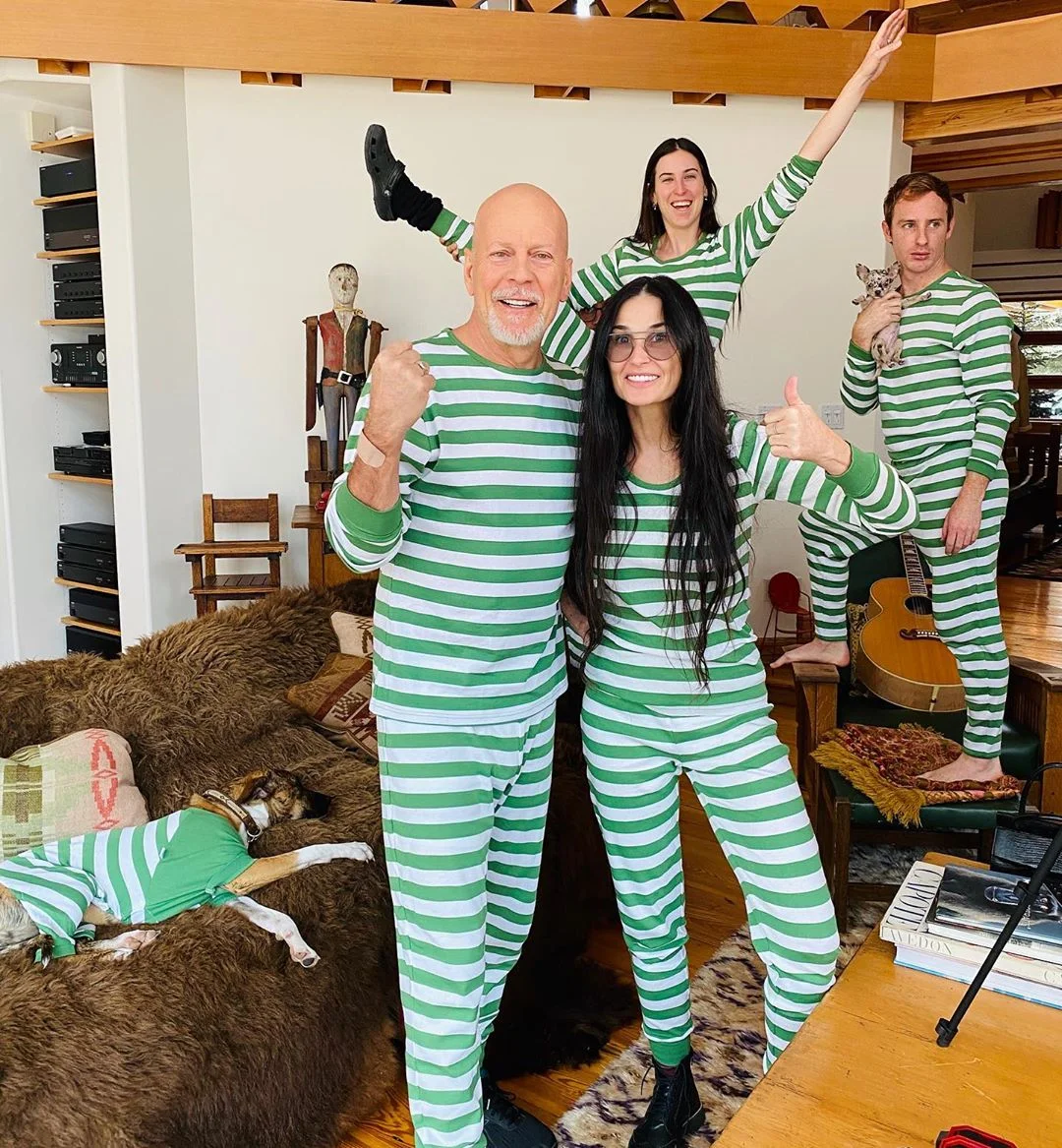 Брюс Вілліс та Демі Мур проводять карантин разом і діляться веселими сімейними фото - фото 474216
