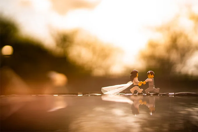Самая странная love story: от скуки мужчина устроил фигуркам Lego свадебную фотосессию - фото 474753