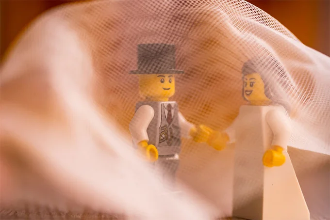Самая странная love story: от скуки мужчина устроил фигуркам Lego свадебную фотосессию - фото 474755