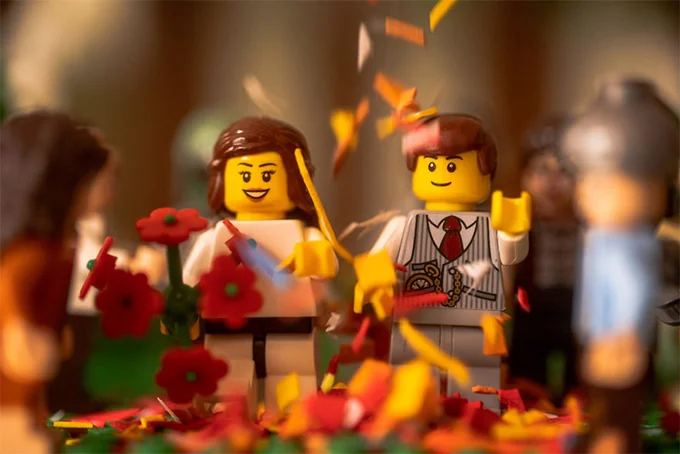 Самая странная love story: от скуки мужчина устроил фигуркам Lego свадебную фотосессию - фото 474756