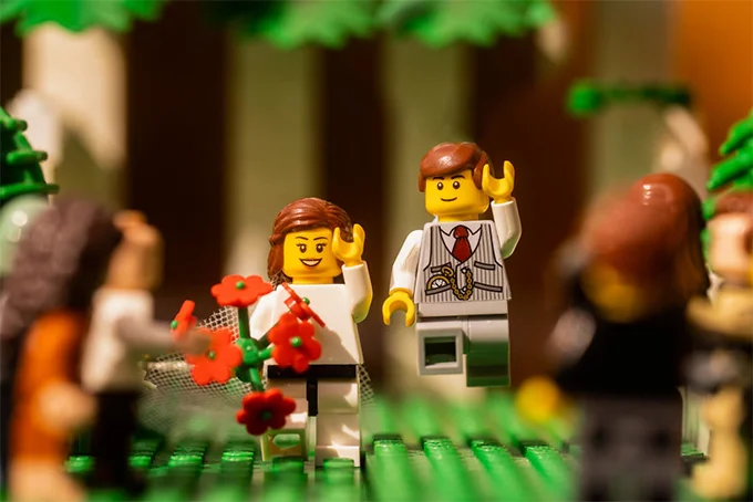 Самая странная love story: от скуки мужчина устроил фигуркам Lego свадебную фотосессию - фото 474757