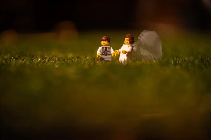 Самая странная love story: от скуки мужчина устроил фигуркам Lego свадебную фотосессию - фото 474762
