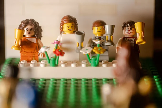 Самая странная love story: от скуки мужчина устроил фигуркам Lego свадебную фотосессию - фото 474763
