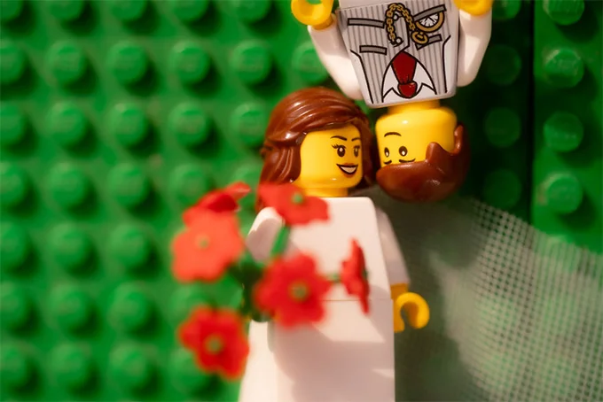 Самая странная love story: от скуки мужчина устроил фигуркам Lego свадебную фотосессию - фото 474764