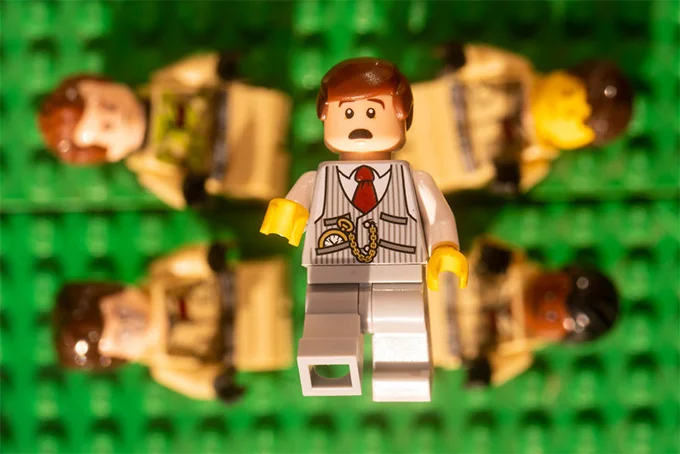 Самая странная love story: от скуки мужчина устроил фигуркам Lego свадебную фотосессию - фото 474765