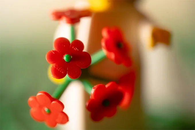 Самая странная love story: от скуки мужчина устроил фигуркам Lego свадебную фотосессию - фото 474767