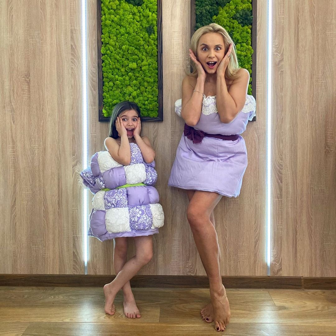Украинские звезды участвуют в Pillow Challenge, прикрывая сексуальные тела подушками - фото 475006