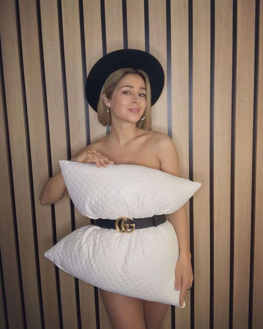 Украинские звезды участвуют в Pillow Challenge, прикрывая сексуальные тела подушками - фото 475008
