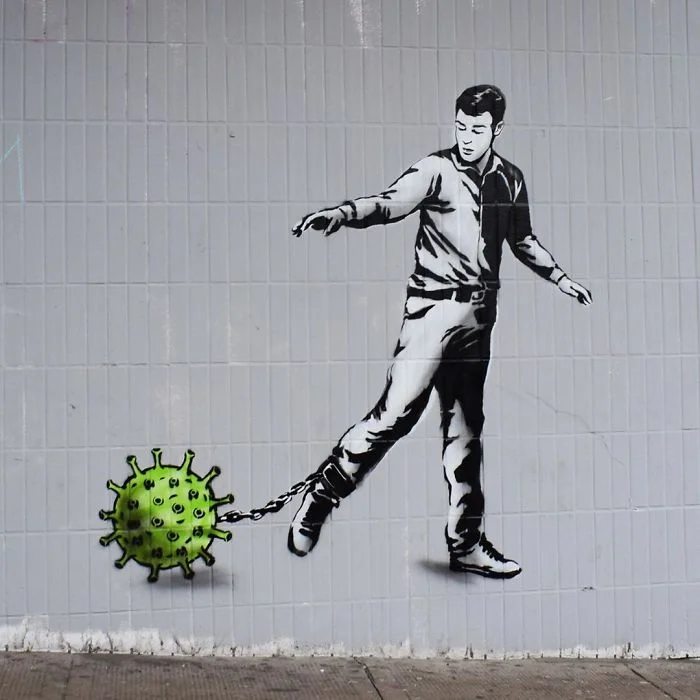 Эти граффити, посвященные коронавирусу, поражают своей точностью и юмором - фото 475073