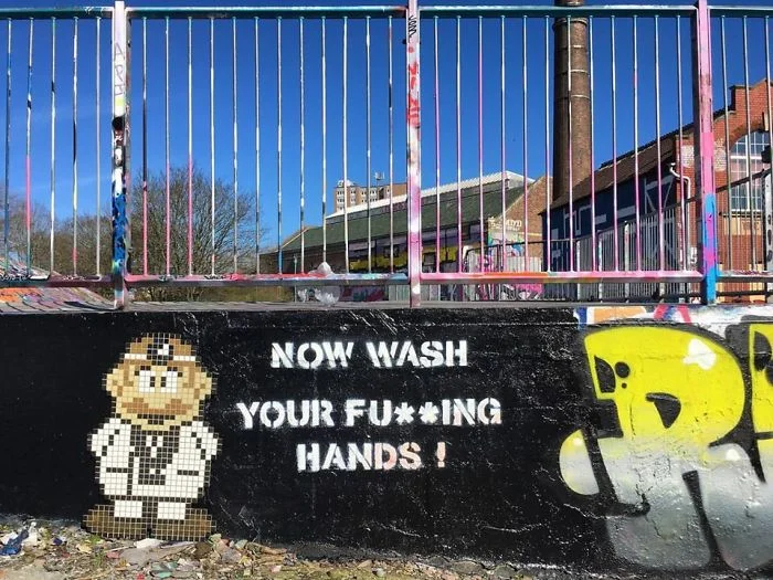 Эти граффити, посвященные коронавирусу, поражают своей точностью и юмором - фото 475079