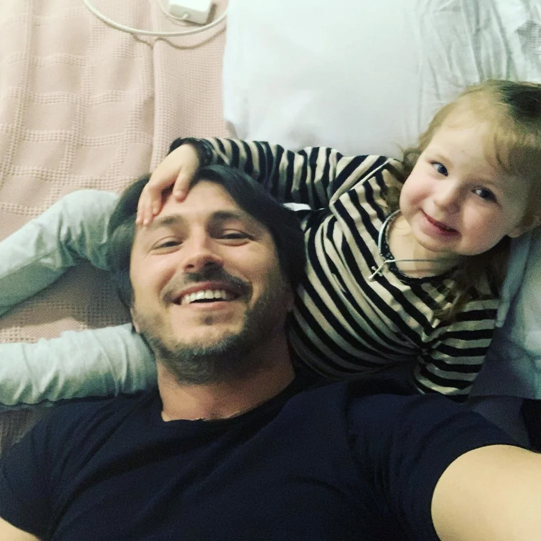 Сергей Притула показал, как весело проводит время с дочерью на карантине - фото 475229