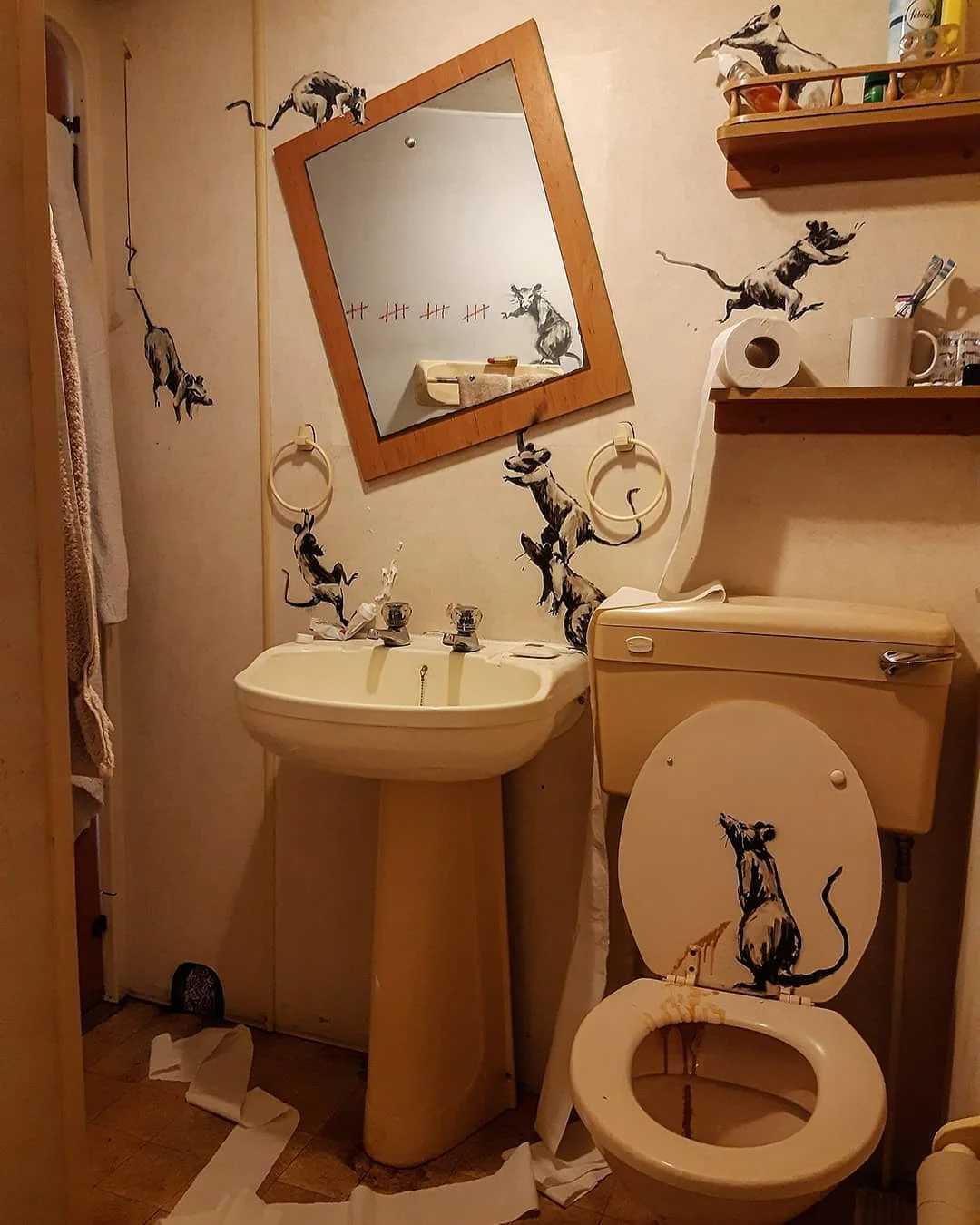 Бэнкси создал новую трешовую инсталляцию в собственном туалете - фото 475366