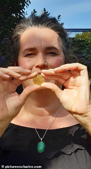 Из-за скуки на карантине британка случайно нашла клад - 475526 Из-за скуки на карантине британка случайно нашла клад - фото 475526