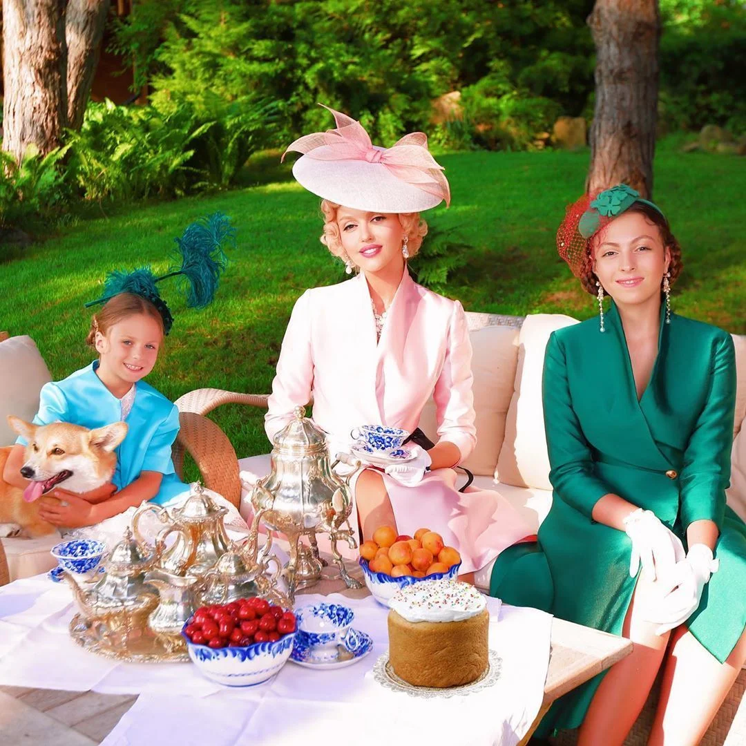 Праздник по-королевски: Оля Полякова с дочерьми поразили аристократическими образами - фото 475811