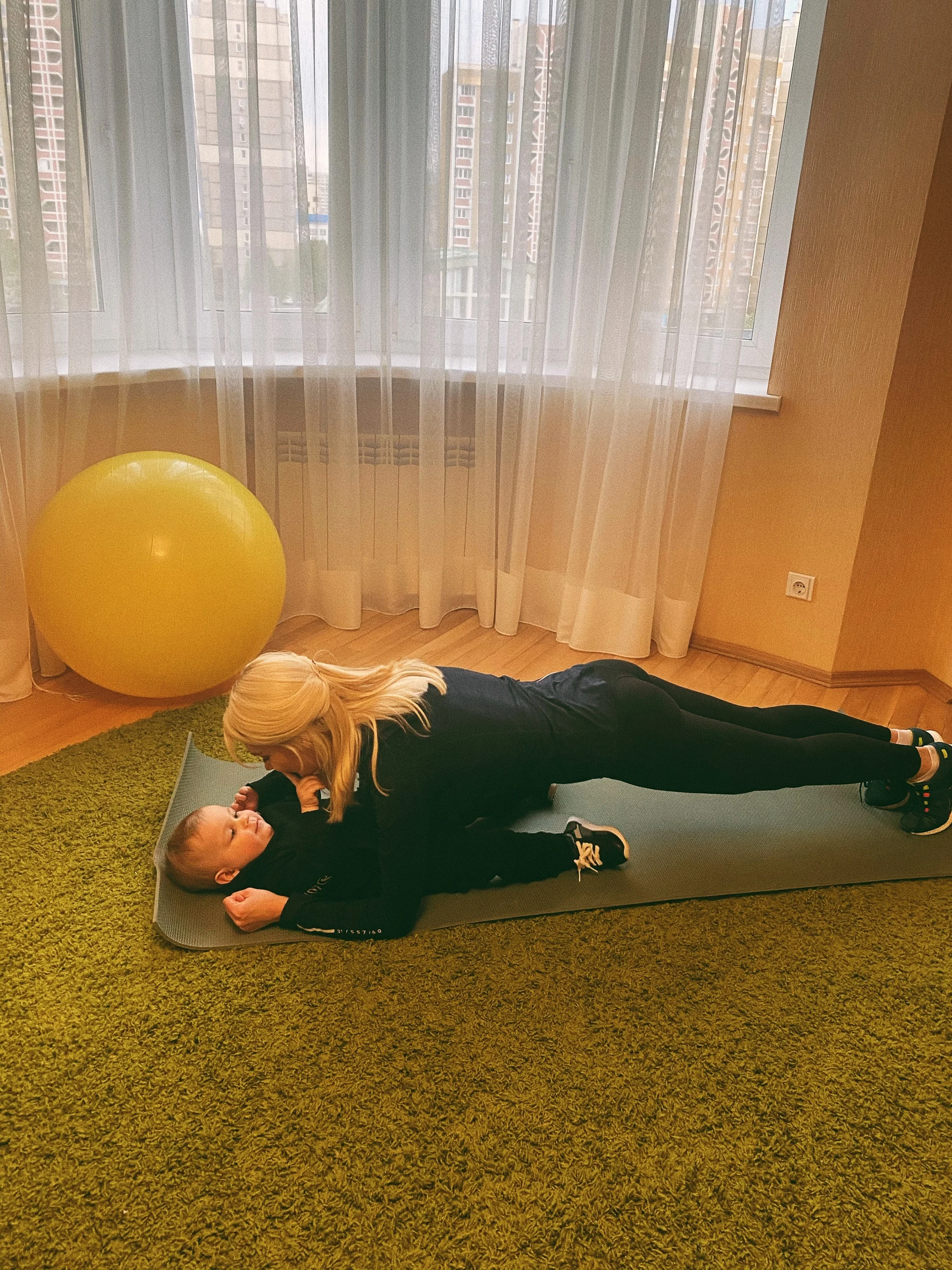 Миша Романова показала крутые фитнес-упражнения, которые делает дома с сыном - фото 476094