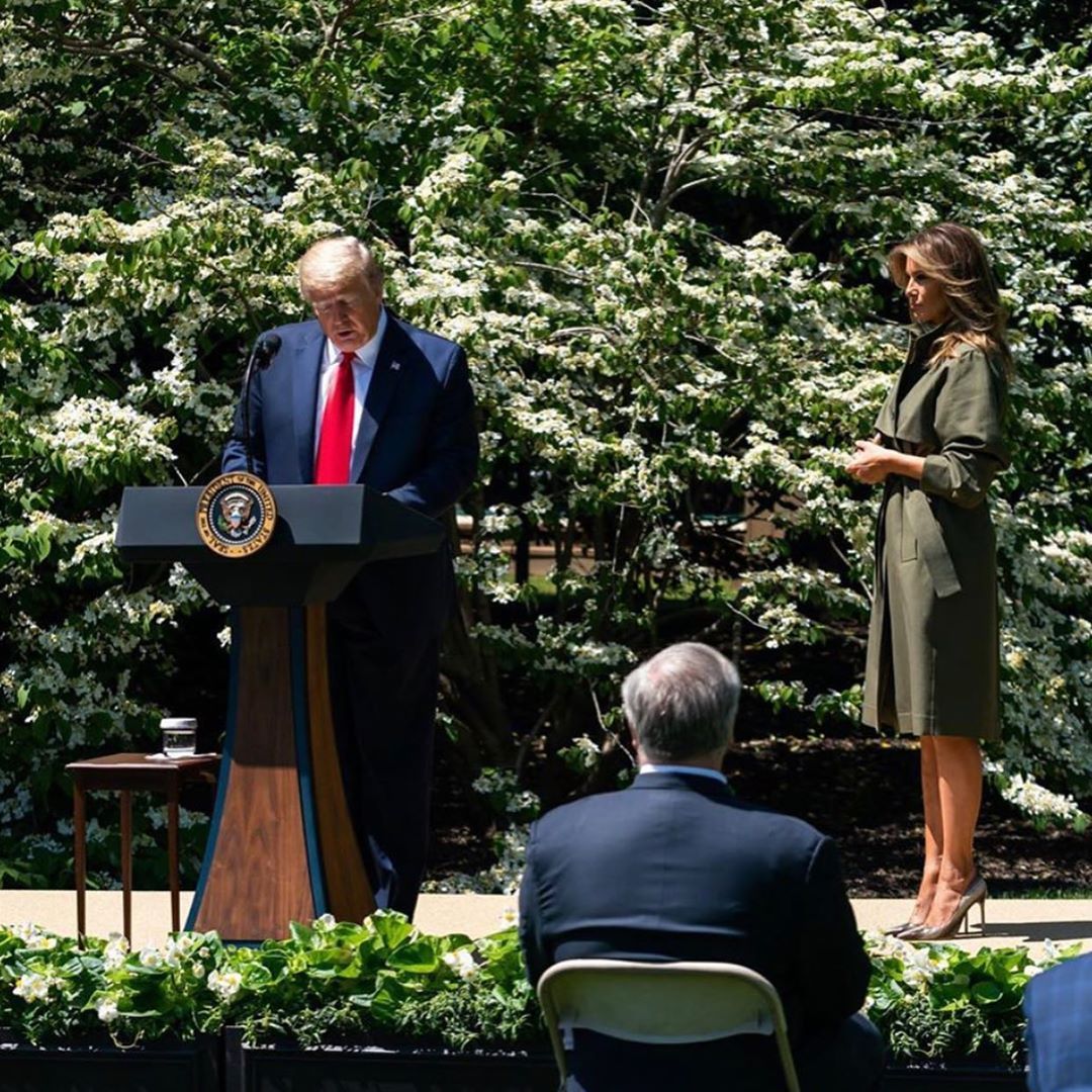 Лук от Victoria Beckham: Мелания Трамп впервые за долгое время вышла на публику - 476141 Лук от Victoria Beckham: Мелания Трамп впервые за долгое время вышла на публику - фото 476141