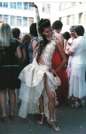 Для випускного у 2007 році майбутня артистка вибрала небанальну і яскраву сукню - фото 476480