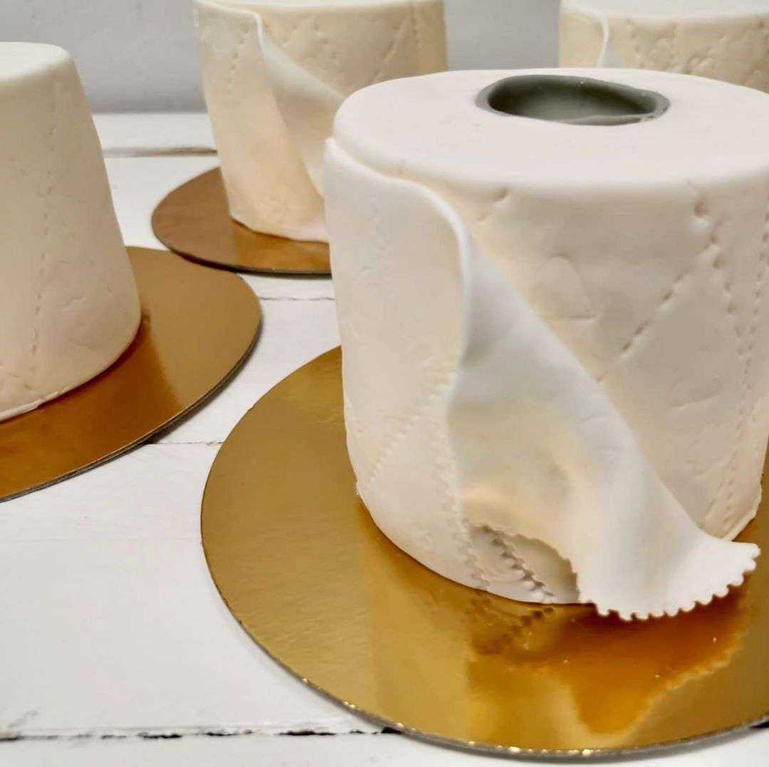 За время пандемии коронавируса стали популярными тортики в виде туалетной бумаги - фото 476592