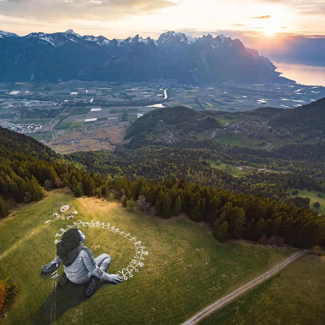 Художник нарисовал огромную картину прямо на Альпах, и это фантастическое зрелище - фото 476699