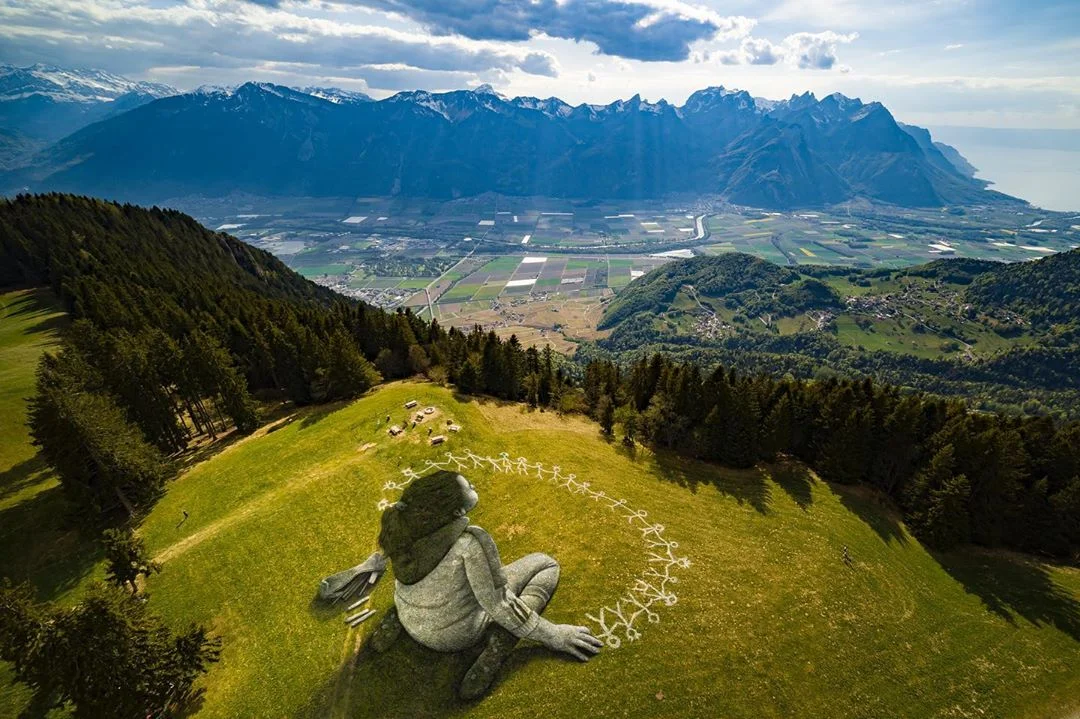 Художник нарисовал огромную картину прямо на Альпах, и это фантастическое зрелище - фото 476700