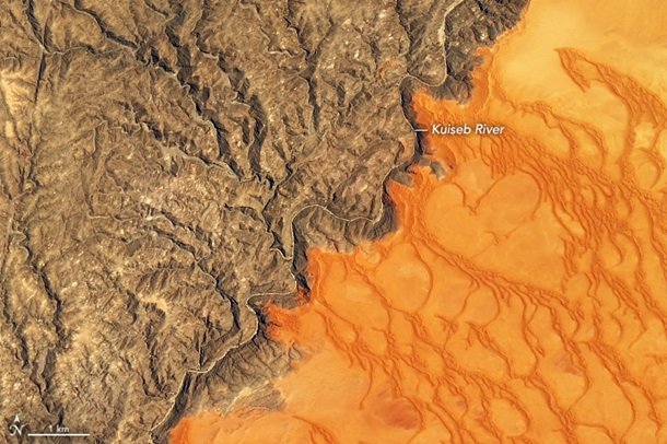 В NASA выбрали самое красивое фото Земли, и оно заслуживает называться лучшим - фото 476896