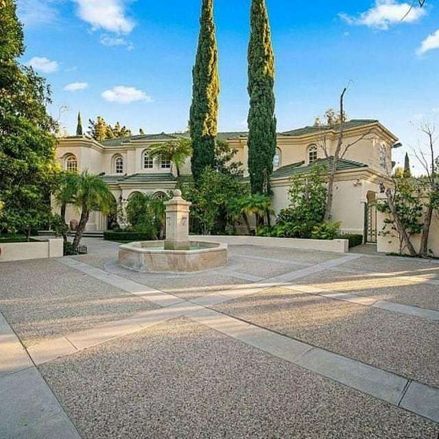 Принц Гарри покупает дом за 13 млн долларов, где будет жить вместе с мамой Меган Маркл - фото 477073