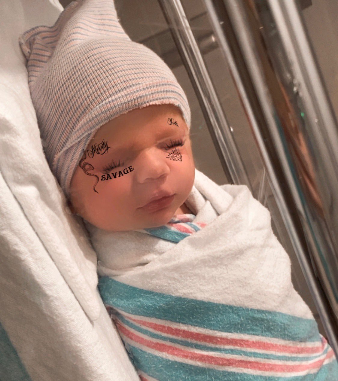 Илон Маск впервые показал новорожденного сына, которого ему родила певица Grimes - фото 477144