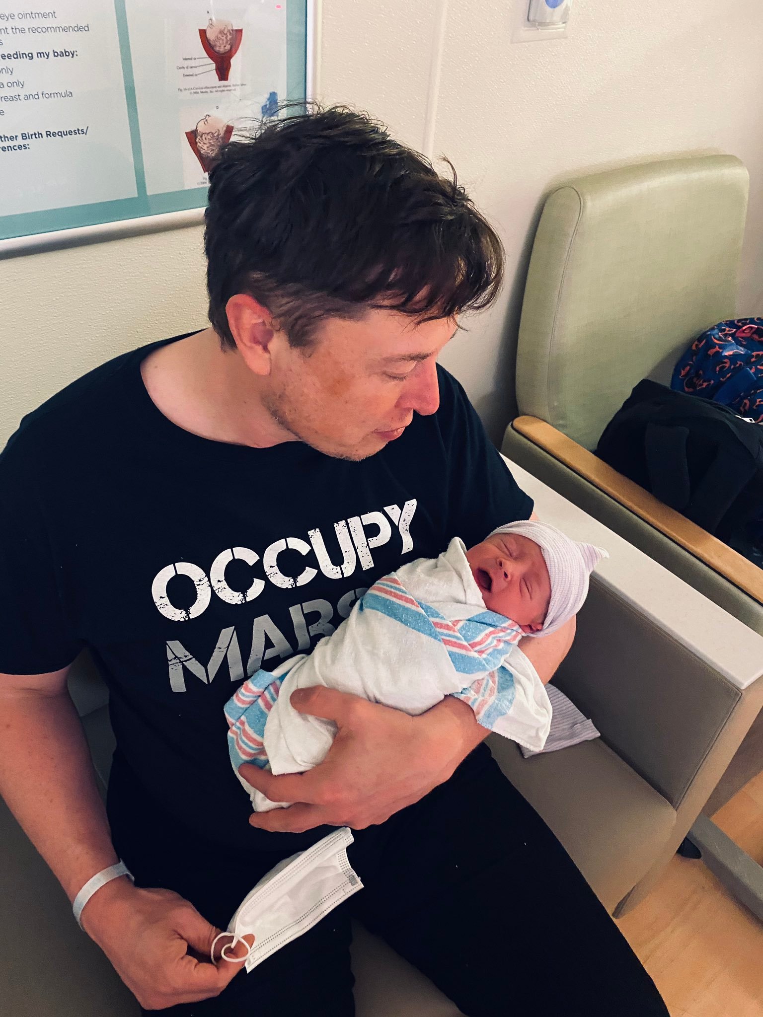 Илон Маск впервые показал новорожденного сына, которого ему родила певица Grimes - фото 477145