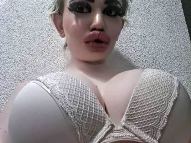 Капля трэша: девушка сделала гигантские губы и считает себя барби - фото 477351