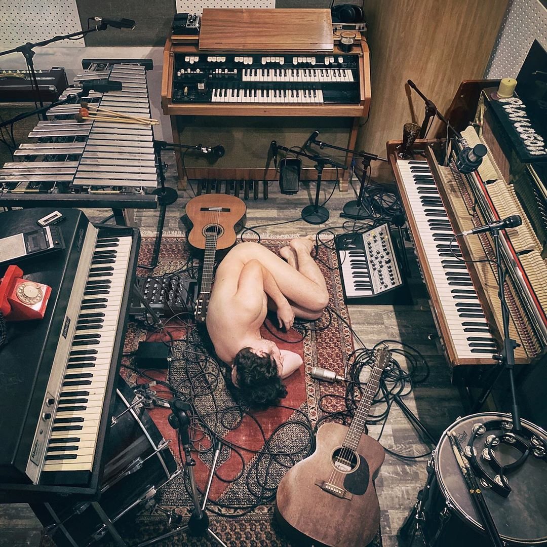 Pianoбой выпустил новый альбом, обложку которого украшает голое тело певца - фото 477563
