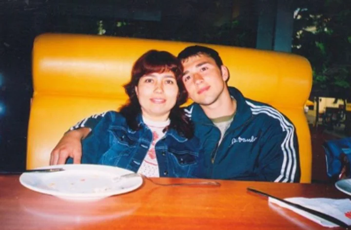 Максим Михайлюк з шоу 'Холостяк' з мамою - фото 477649