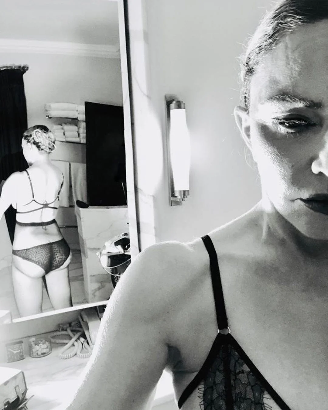 61-річна Мадонна показала свою голеньку попу без грама целюліту - фото 477970