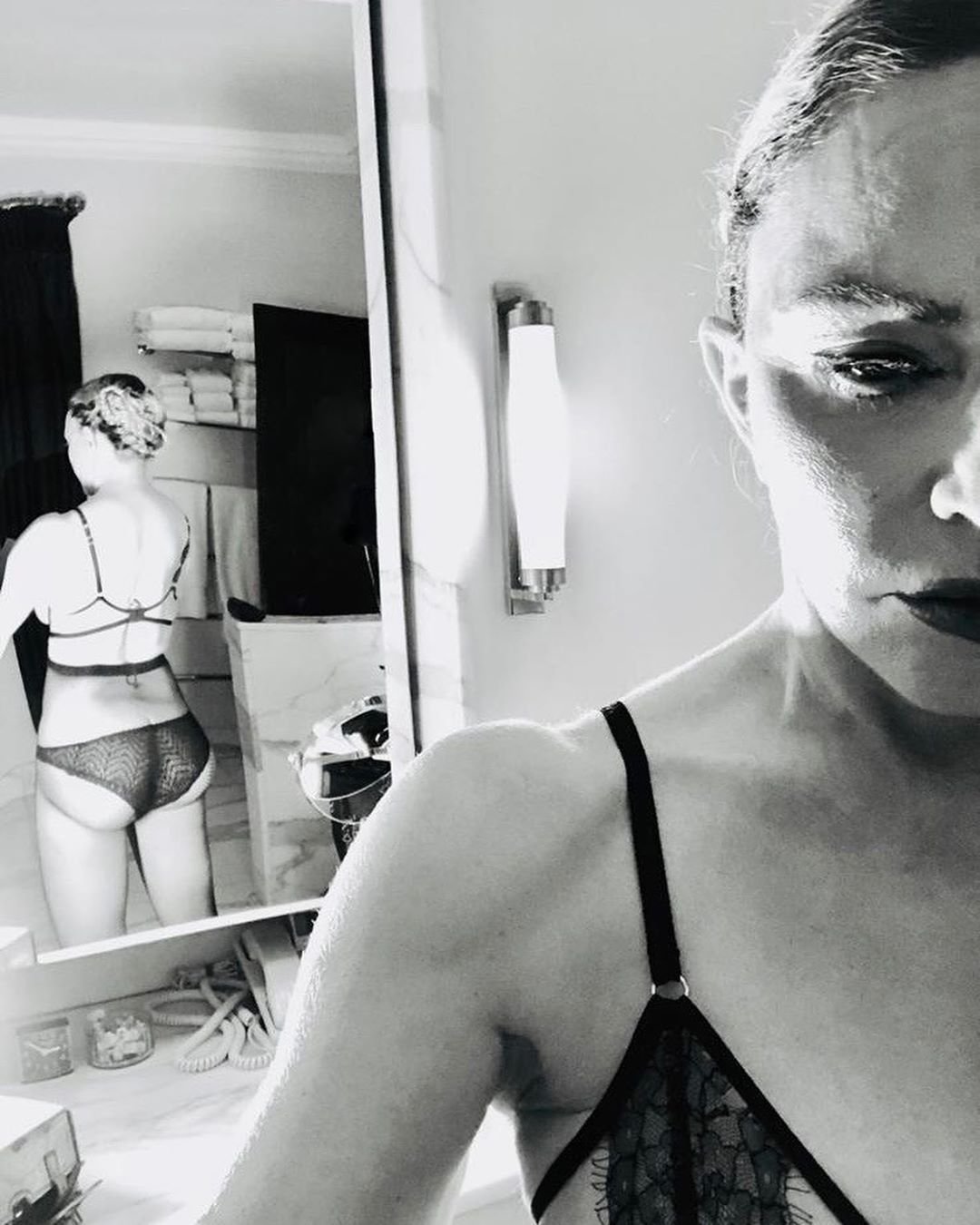 61-летняя Мадонна показала свою голенькую попу без грамма целлюлита - фото 477970