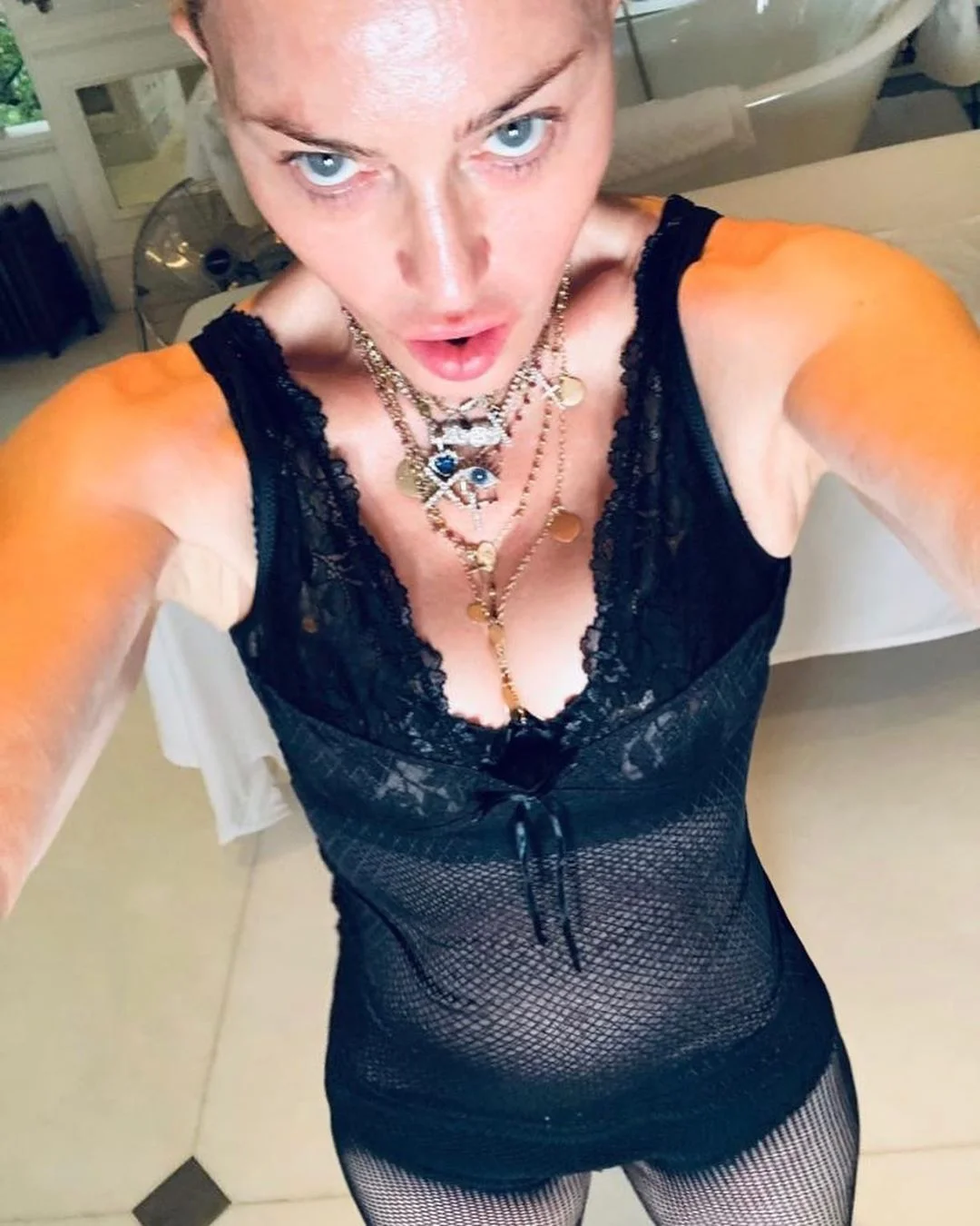 61-летняя Мадонна показала свою голенькую попу без грамма целлюлита - фото 477971
