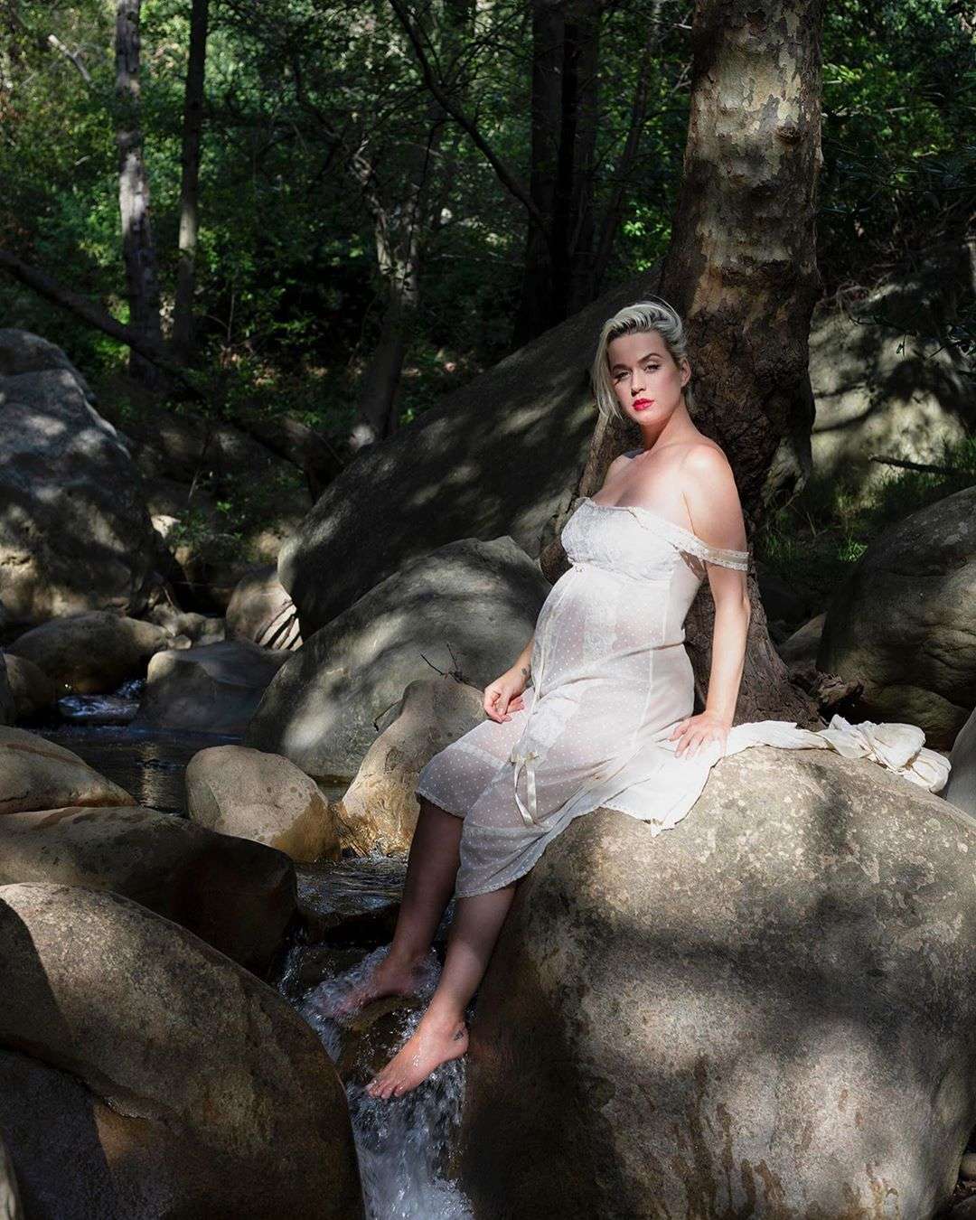 Оголена і беззахисна: вагітна Кеті Перрі випустила чуттєвий кліп і фотосесію - фото 478189