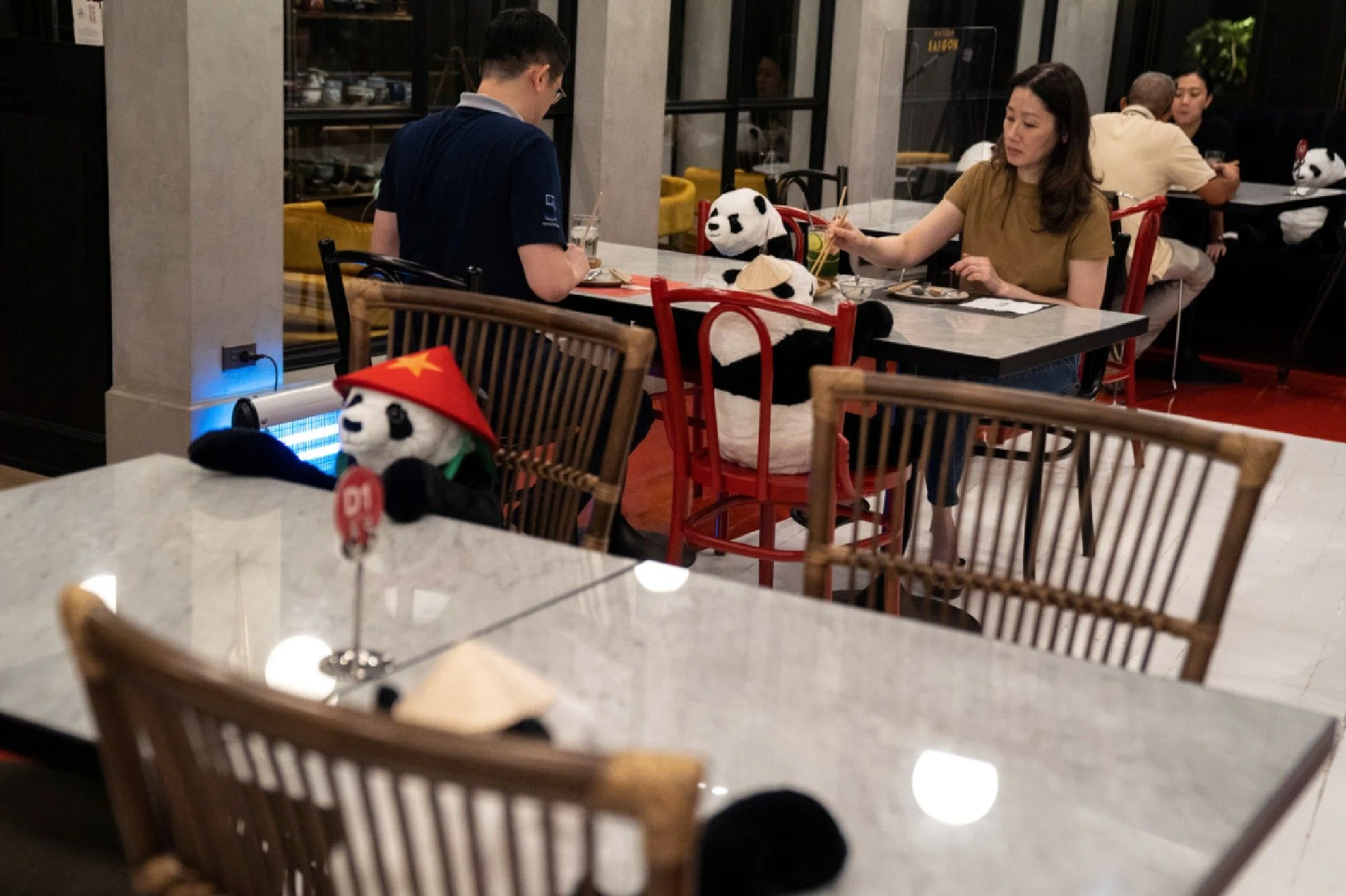 У таїландському ресторані посадили за столики іграшкових панд, і це не прикол - фото 478225