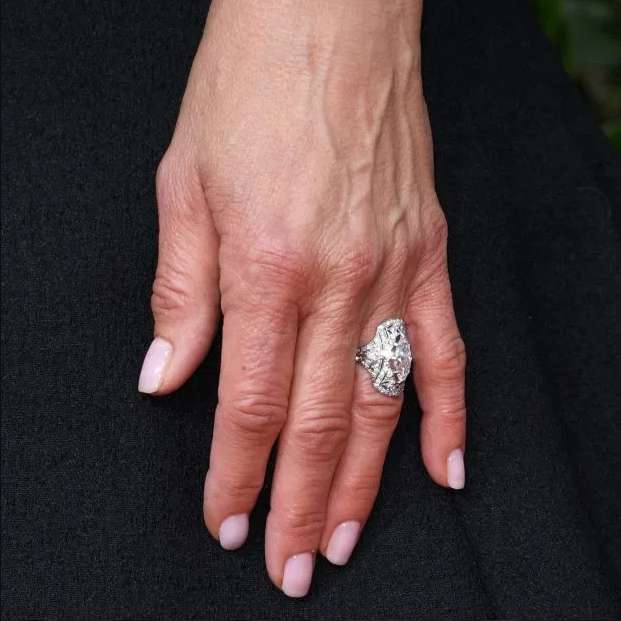 Дженніфер Еністон все ще носить обручку, подаровану Бредом Піттом - фото 478324