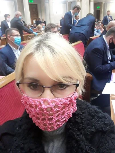 Українська депутатка вийшла в люди в недолугій масці - тепер з неї сміється весь інтернет - фото 478514