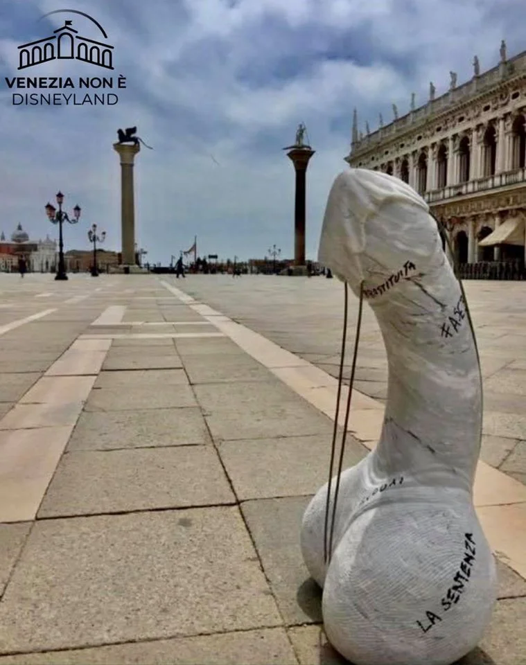 На центральной площади Венеции установили бетонный пенис - фото 478524