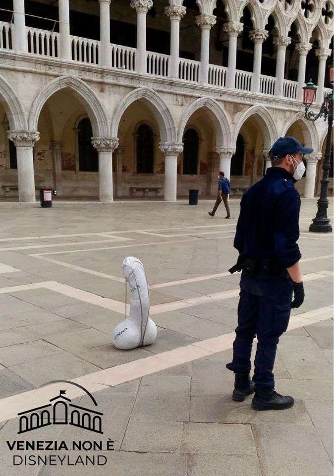 На центральной площади Венеции установили бетонный пенис - фото 478525