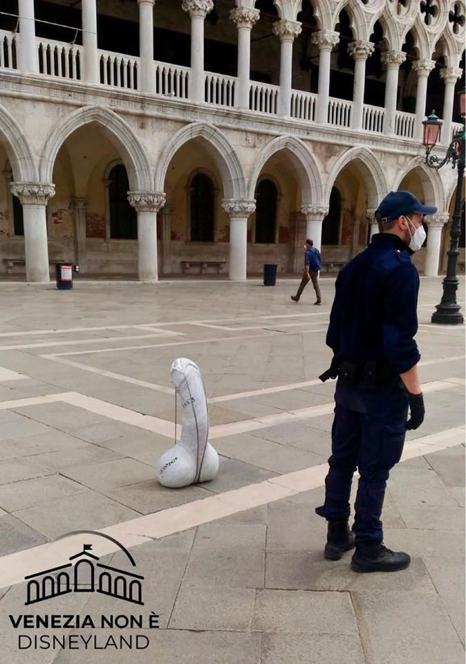 На центральній площі Венеції встановили бетонний пеніс - фото 478525