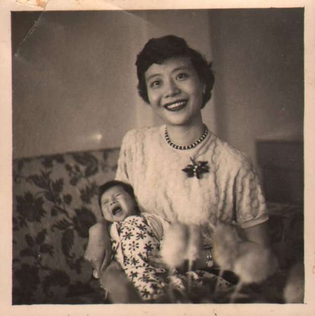 Парень нашел старые фото бабушки, которые она прятала, и открыл тайну всей ее жизни - фото 478656