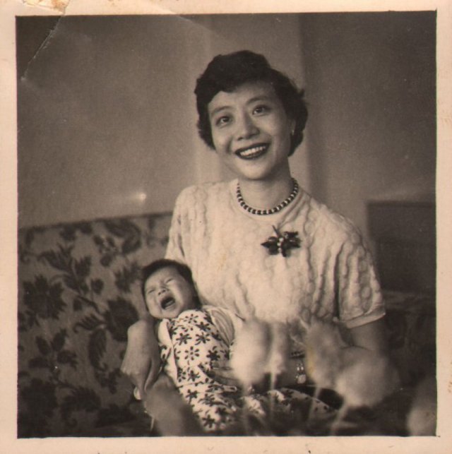 Хлопець знайшов старі фото бабусі, які вона ховала, і відкрив таємницю усього її життя - фото 478656