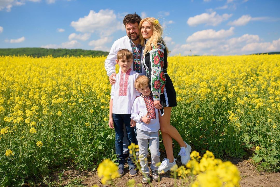 Праздничный фотоотчет: в каких вышиванках украинские звезды встретили День вышиванки - 478759 Праздничный фотоотчет: в каких вышиванках украинские звезды встретили День вышиванки - фото 478759
