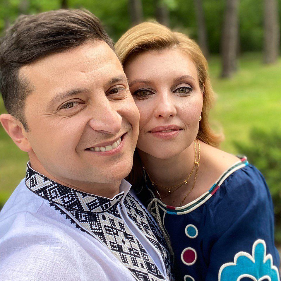 Образ дня: Елена Зеленская в яркой сорочке ко Дню вышиванки - 478792 Образ дня: Елена Зеленская в яркой сорочке ко Дню вышиванки - фото 478792