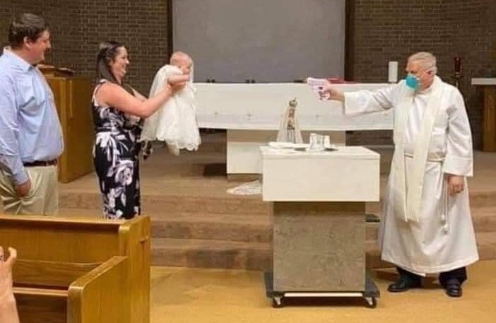 Гениально: священники придумали лайфхак и крестят детей из игрушечных пистолетов - фото 479268