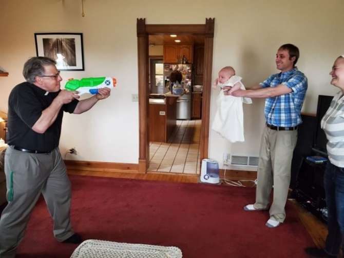 Геніально: священники придумали лайфхак і хрестять дітей з іграшкових пістолетів - фото 479272