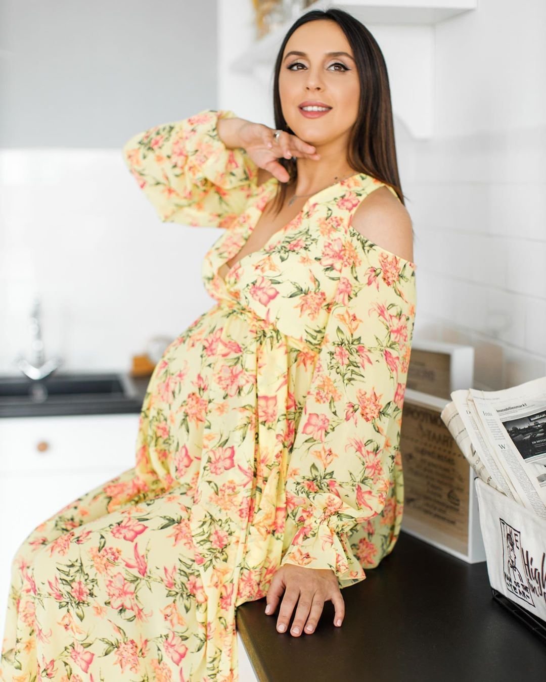 Джамала в цветастом платье показала животик на последних месяцах беременности - фото 479313