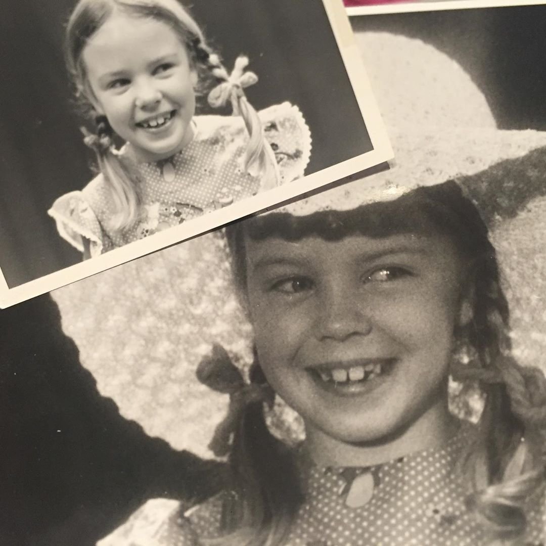 На свой 52-й день рождения певица Кайли Миноуг показала, какой была в детстве - фото 479500